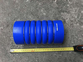 Патрубок интеркуллера (ЛЕВЫЙ) двигатель RENAULT (L-210 mm d-112*122 mm) 4-х слойный (СИЛИКОН)